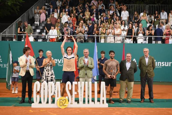 Ignacio Buse levanta su primera Copa Sevilla