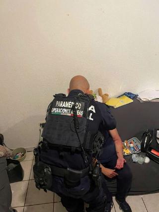 Policías municipales atienden a mujer lesionada en Misión de Santa Fe
