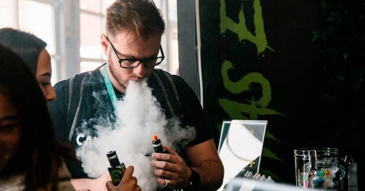 Adulto mayor de 30 años que quiere dejar de fumar y recurre a sabores afrutados, perfil habitual del vapeador, según Sigma Dos