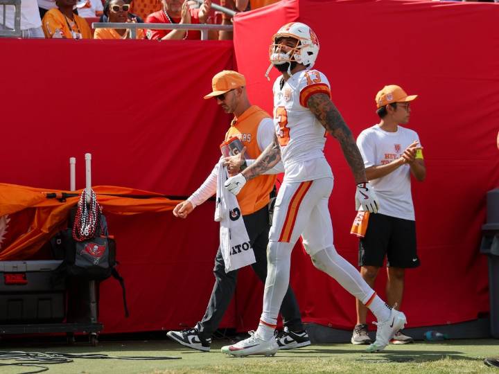 Deadspin | Buccaneers standout WR Mike Evans (hamstring) exits win