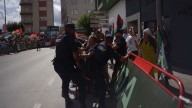 Cargas policiales y ocho detenidos durante la etapa de La Vuelta en Galicia en protesta por la presencia del equipo Israel
