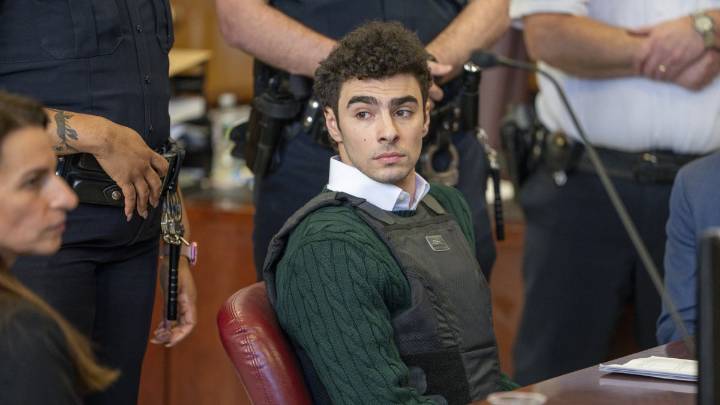 Un juez de Nueva York desestima los cargos de terrorismo estatal contra Mangione y mantiene la acusación de asesinato