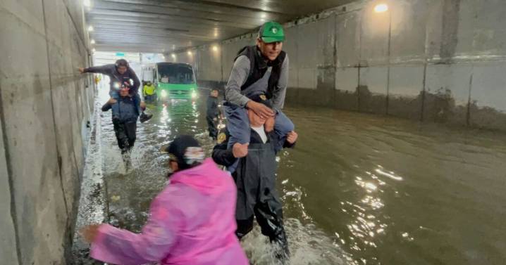 Rescatan a 63 pasajeros de brutal inundación en Iztacalco, CDMX; camión quedó bajo el agua