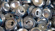 Si tenés muchas latas de cerveza vacías, guardalas y creá esto súper útil para decorar tu jardín en primavera