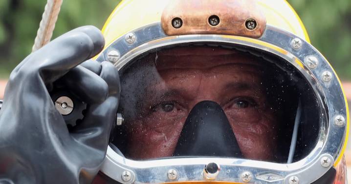 Así es la labor de Julio César Cu, el único buzo de aguas negras del mundo que trabaja en CDMX