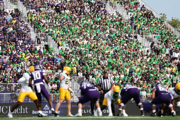 No. 4 Oregon easily handles lakefront environment at Northwestern