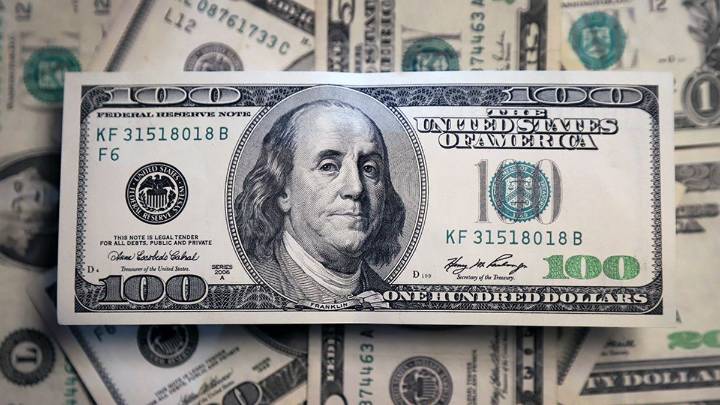 El dólar oficial continúa a la baja y cerró en $1.355