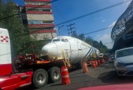 CDMX: avión en el tráfico sabatino
