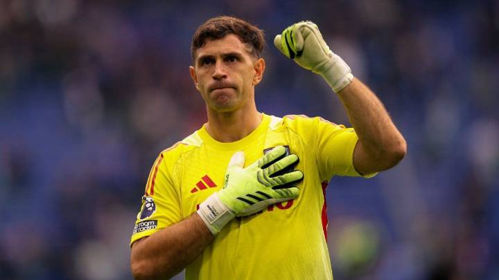 El Dibu Martínez volvió al Aston Villa e impactó con dos tremendas atajadas