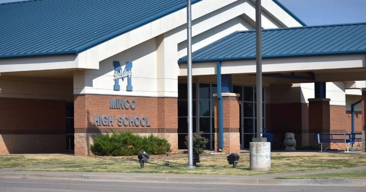 Officials respond to school bus rollover crash involving Oklahoma HS softball team