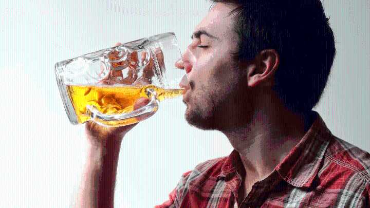 Cualquier cantidad de alcohol aumenta el riesgo de demencia, según un estudio