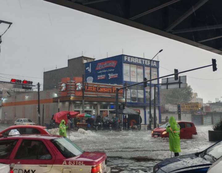 Tormenta en la CDMX deja inundaciones en Iztapalapa y en la Línea A del Metro