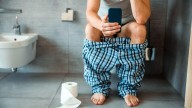 Quienes usan el celular sentados en el inodoro tienen un 46% más de riesgo de desarrollar esta enfermedad, según Harvard