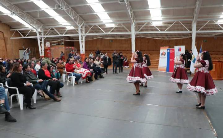 43 familias de Puyuhuapi celebran entrega de terreno para iniciar la esperada construcción de sus casas
