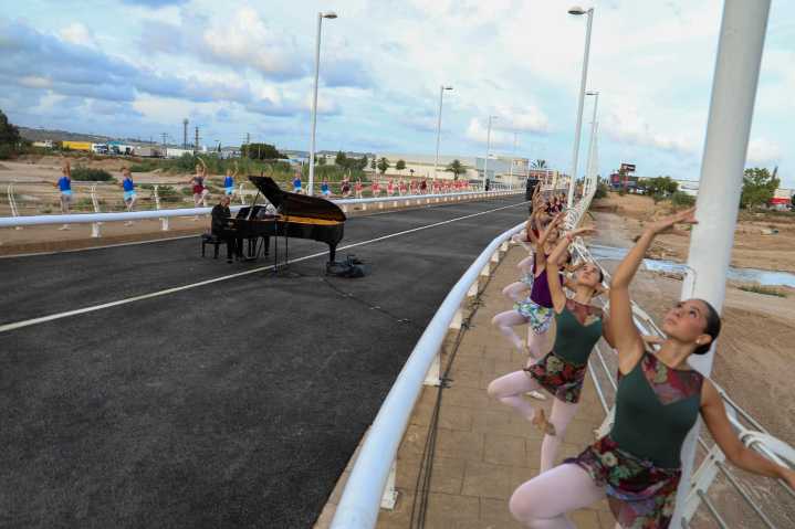 El puente que derribó el Magro reabre en Carlet como emblema de la recuperación