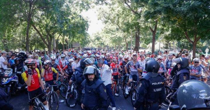 La Vuelta a España termina entre disturbios en Madrid: 22 policías heridos y dos detenidos