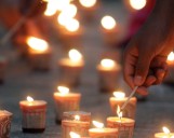 Madres buscadoras encienden más de 5 mil veladoras afuera del Palacio de Gobierno de Sinaloa