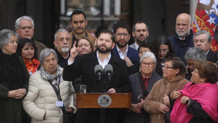 Presidente Boric defiende reforma de pensiones y acusa que hay un "grupo pequeño" que "hoy amenaza con hacerla retroceder"