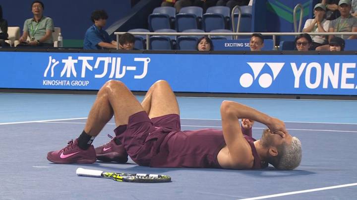 Susto de Alcaraz en Tokio: se tuerce el tobillo en el partido contra Baez y está a punto de abandonar