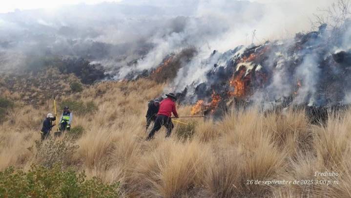 Cusco: Incendios simultáneos arrasan cerros del Valle Sagrado y pobladores piden apoyo urgente