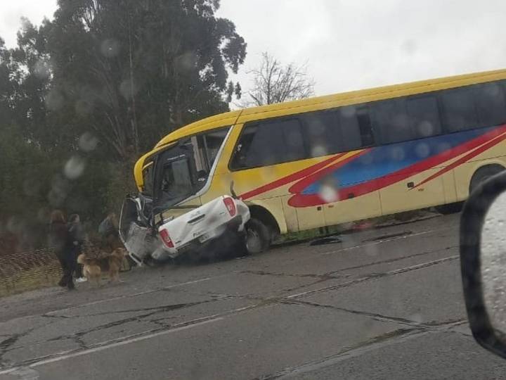 Fatal accidente entre bus de pasajeros y camioneta deja dos muertos y 20 lesionados en Ancud