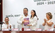 Entrega Ana Paty Peralta documento legal de Informe Anual a Cabildo