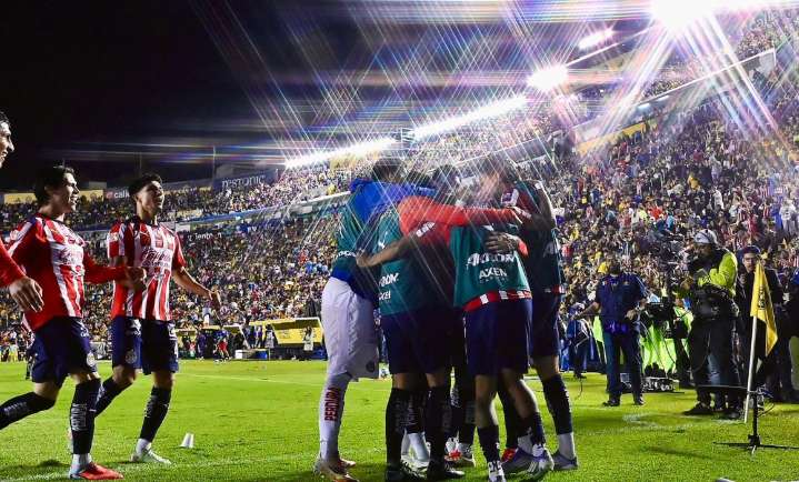 Chivas, por un triunfo ante Tigres para meterse en la pelea