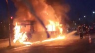 VIDEO / Se incendió un colectivo sobre la ruta 8