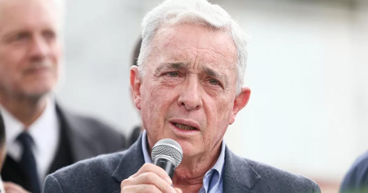 Álvaro Uribe critica a Petro tras disputa con alcaldes que viajan a EE. UU.