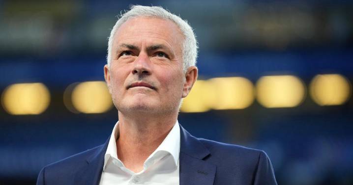 Mourinho blows a kiss to Chelsea fans on return to Stamford Bridge