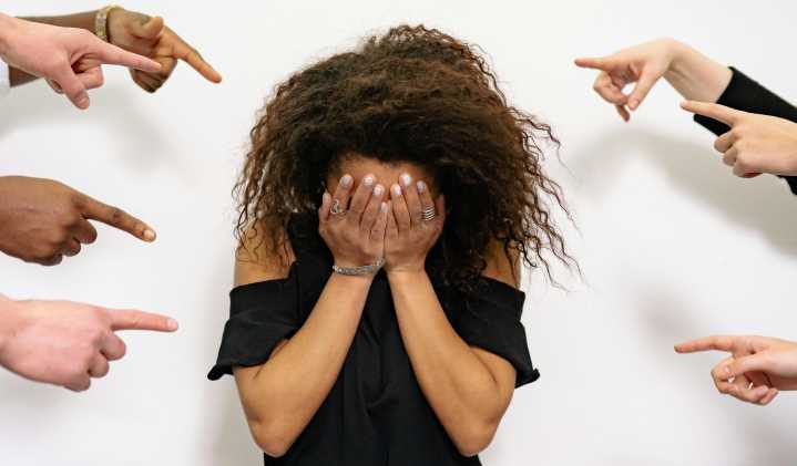 Estudio del Sernac: 55% de las encuestadas se ha sentido discriminada en contextos de consumo solo por ser mujer
