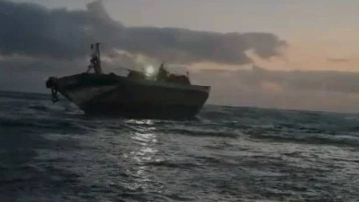 Se incendia un pesquero que había encallado en Lanzarote y los cinco ocupantes marroquíes aseguran que llevaban días sin comer
