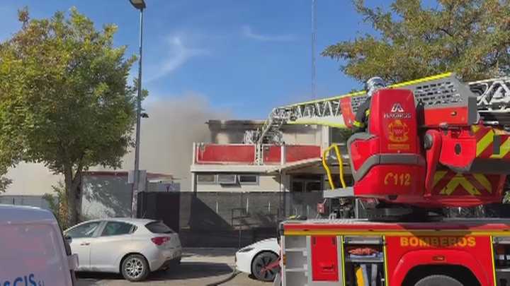 Evacuados varios colegios por un incendio en un centro de Protección Civil en Rivas
