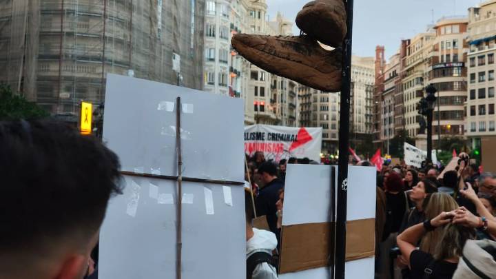 Dos asociaciones de víctimas de la DANA plantan al conseller y exigen de nuevo la dimisión de Mazón