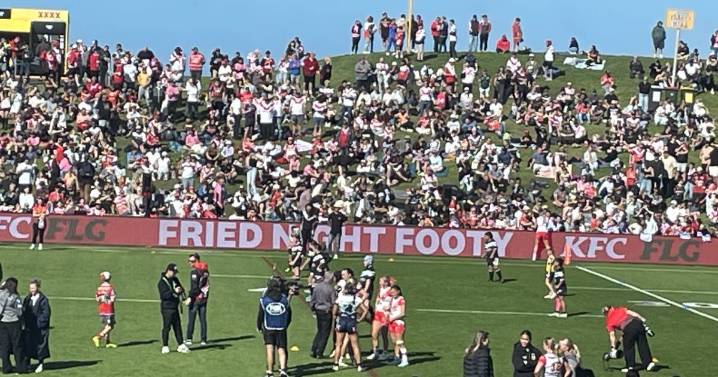 Big crowd in Wollongong for the Dragons' final game of the season