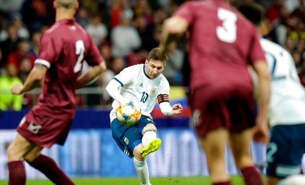 Hora, TV y formaciones: Argentina recibe a Venezuela en el último partido oficial de Messi en el país