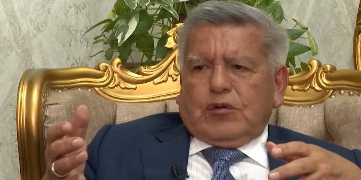 César Acuña, molesto, amenaza a periodista y niega ser corrupto: “Menos mal hay millones [en mi cuenta], trabajo 20 horas”