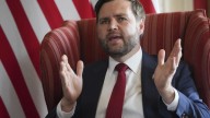 JD Vance responde a una acusación al Gobierno de cometer crímenes de guerra: "Me importa una mierda"