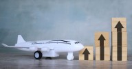 Por qué los billetes de avión suben de precio de forma repentina
