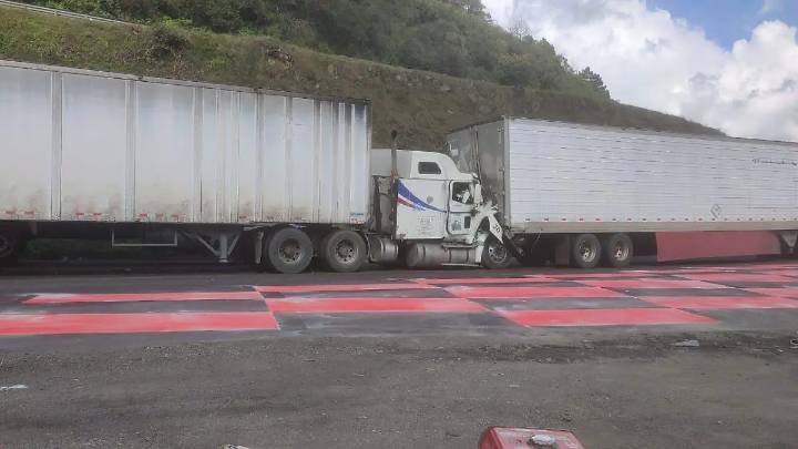 Choca tráiler por alcance en autopista a Veracruz; chofer resultó lesionado