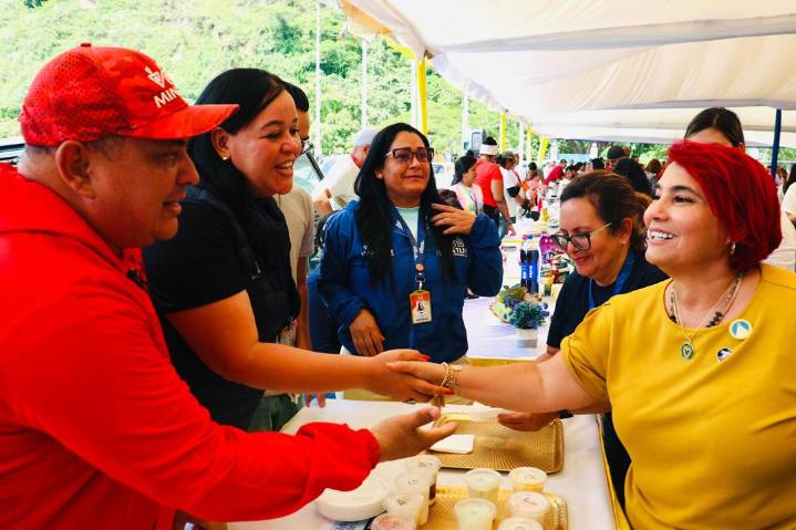 Emprendedores de Mintur y artesanos participan en feria de turismo