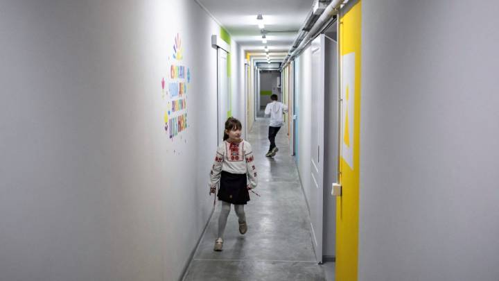 Niños ucranianos inician el año escolar en escuelas bajo tierra