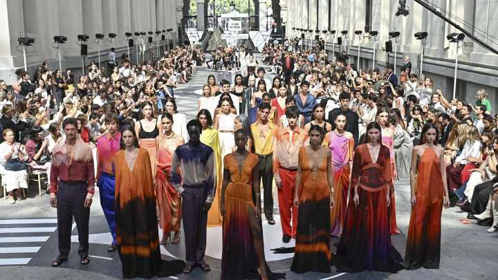 Pedro del Hierro demuestra que el calor también puede ser elegante en el desfile de Primavera
