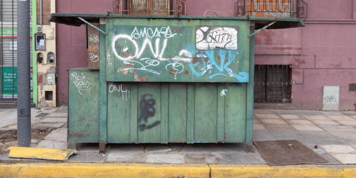 El plan para recuperar las veredas porteñas: el gobierno de la Ciudad retiró 89 puestos de diarios y flores abandonados