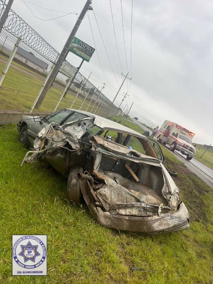 Atiende policía salida de camino y choque con objeto fijo sin personas lesionadas