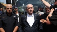 VIDEO: Netanyahu visita la zona del atentado de Jerusalén y afirma “atraparemos a todos los asesinos”