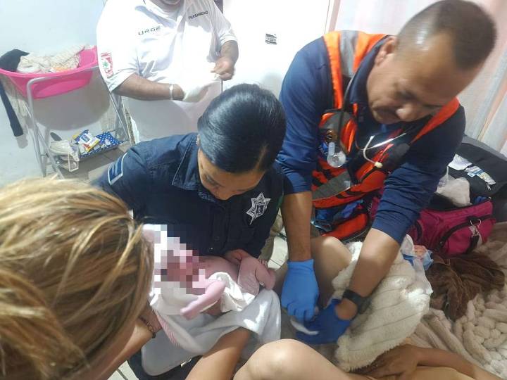 Asisten policías parto; madre y bebé en buenas condiciones