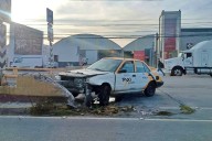 Taxi se estrella contra contención de puente en el bulevar Felipe Ángeles de Pachuca