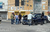 Motociclista se pasa semáforo en rojo y choca contra un auto en la Zona Centro