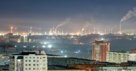 Un nuevo retroceso del petróleo agrega incertidumbre a los mercados globales